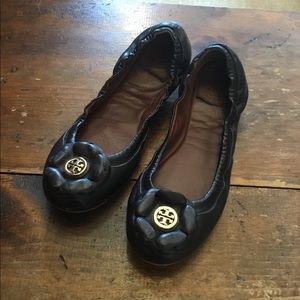 TORY BURCH BLK LTHR BALLERINA FLATS *8